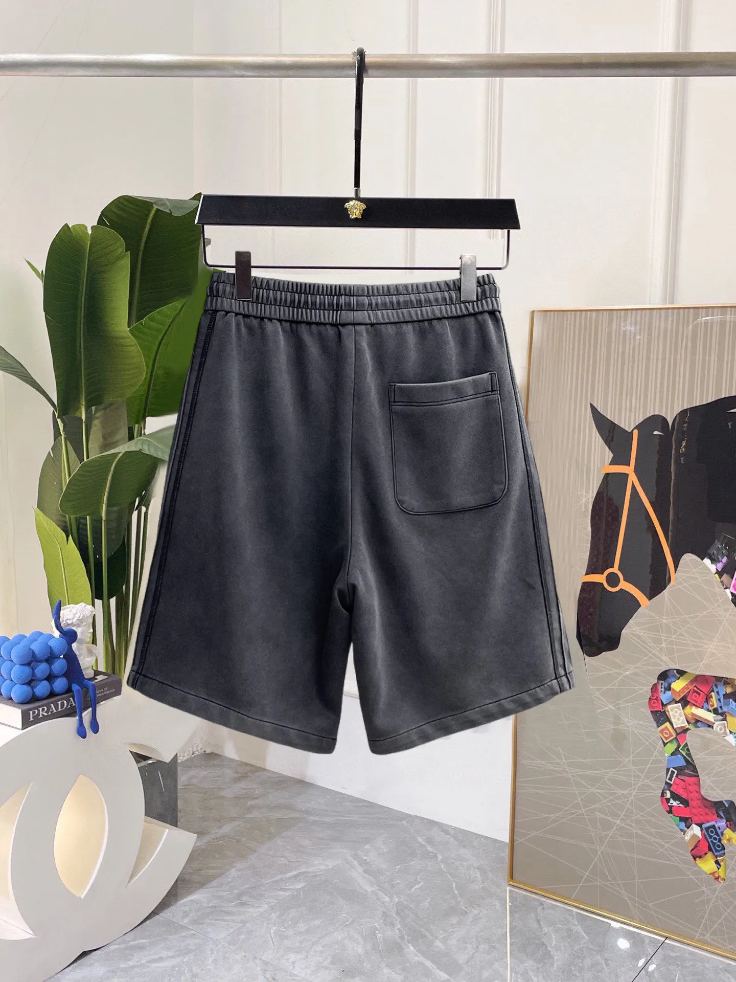 Balenciaga's three-standard complete 2026 summer New Arrival men's casual shorts, advanced custom-made Breathable fabric, Breathable fabric, extremely stretchy and comfortable, impeccable details, top-grade accessories, original logo design concept, delicate and soft feel! The upper body fit is awesome! Size: M-XXXL Please state your height and weight when ordering